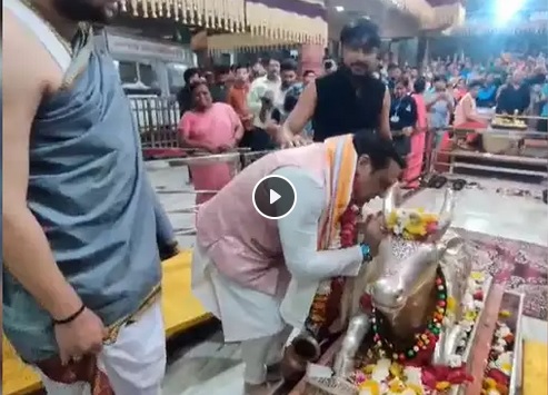 महाकालेश्वर मंदिर में गोविन्दा, नंदी के कानों में कही मनोकामना