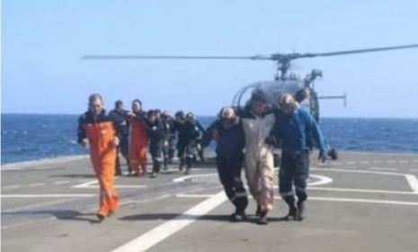 हूती अटैक का शिकार हुए जहाज को किया रेस्क्यू