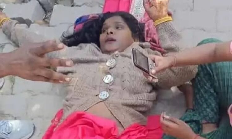 महिला को चलती ट्रेन से टीटीई ने दिया धक्का, एसी कोच में चढ़ने से था नाराज