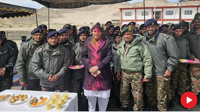 बॉर्डर पर होली… लेह में रक्षामंत्री राजनाथ ने जवानों को लगाया रंग