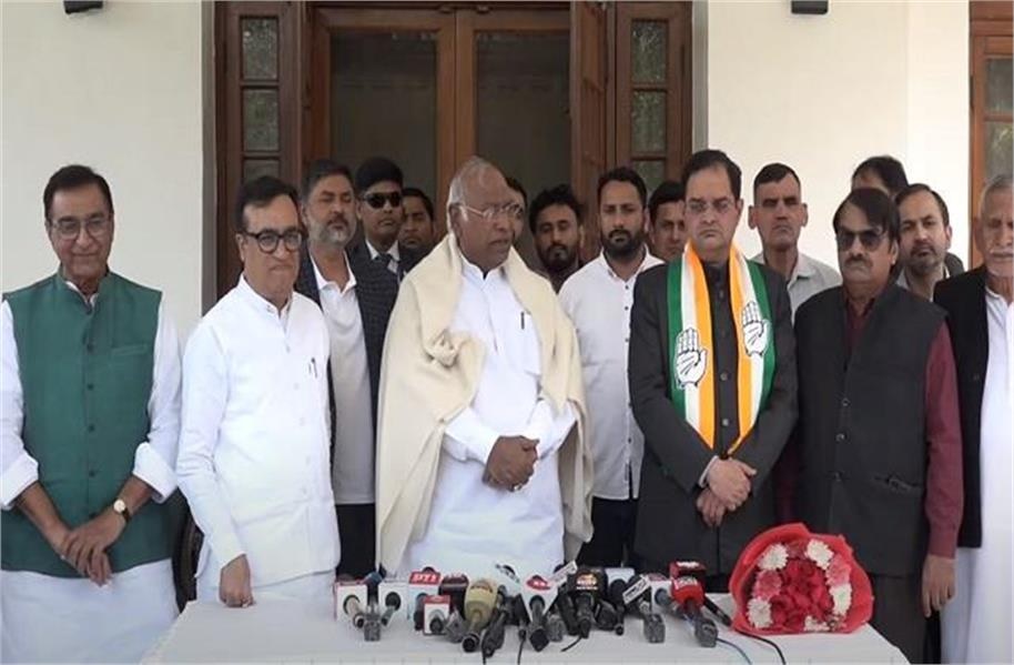 भाजपा को बड़ा झटका, सांसद बृजेंद्र सिंह कांग्रेस में शामिल