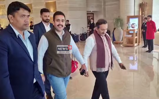 बागी कांग्रेसियों से मिले विक्रमादित्य, मां प्रतिभा ने की भाजपा की तारीफ