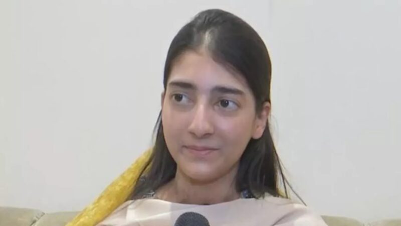 पाकिस्तानी हुए भारतीय डॉक्टरों के फैन, बोले- हाथ चूम लूं