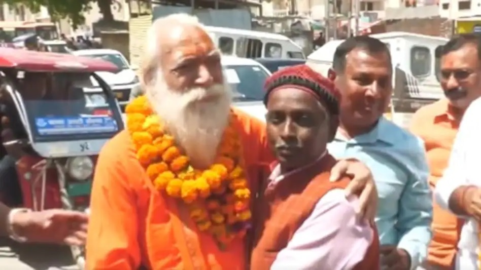 इकबाल अंसारी से मिलने पहुंचे रामलला के मुख्य पुजारी