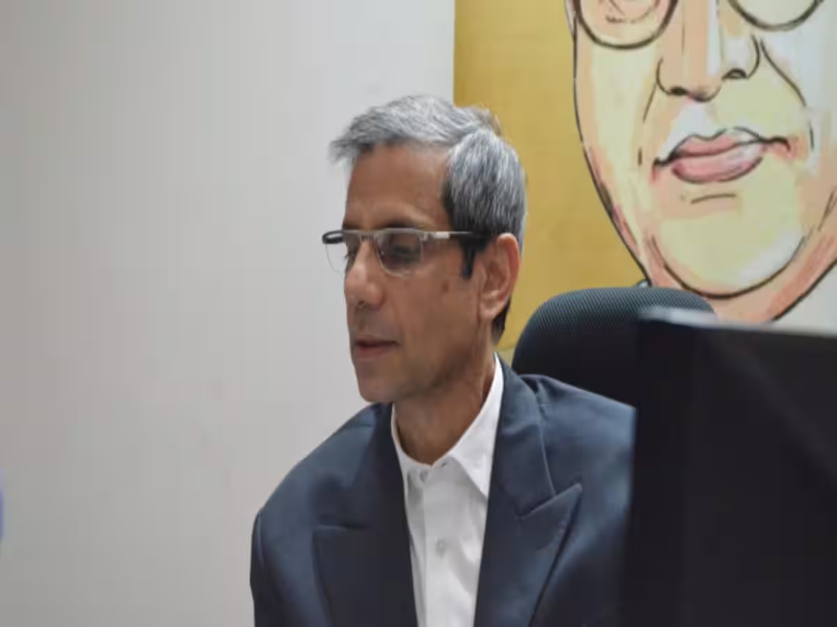 ईवीएम में गड़बड़ी का सबूत जुटाने चुनाव लड़ रहे वकील