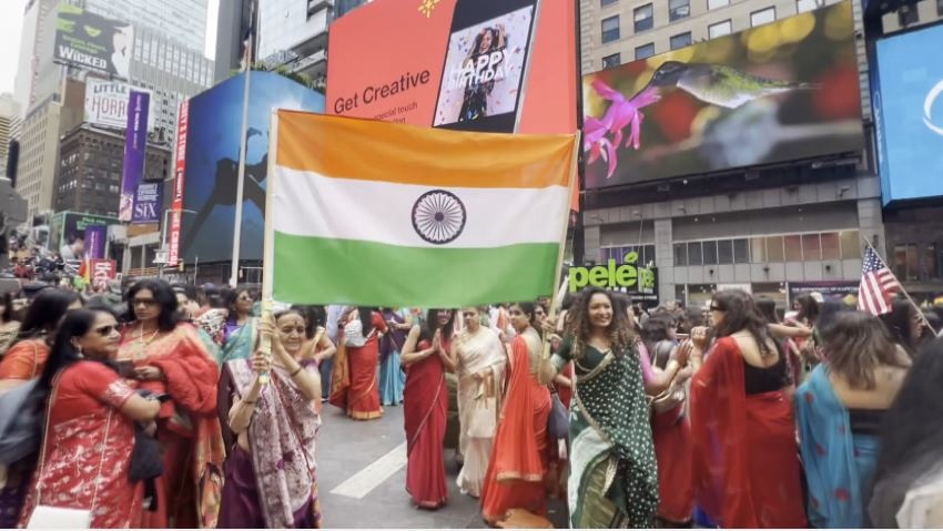 भारत की साड़ी की मुरीद हुई दुनिया, अमेरिका में दिखा जलवा