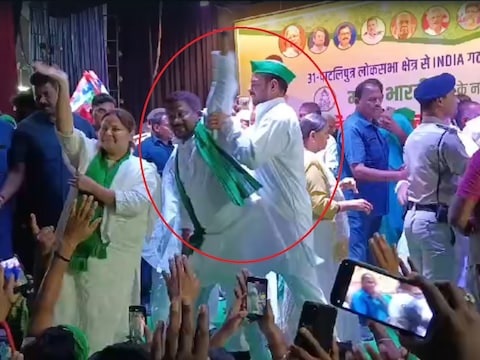 फिर गुस्से में तेजप्रताप मंच से कार्यकर्ता को दिया धक्का